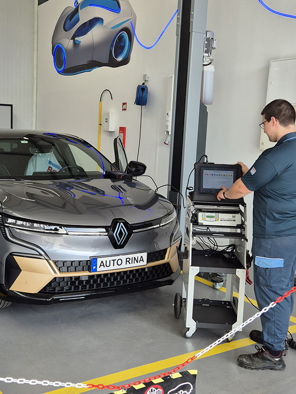 Teste de baterias de carros elétricos e híbridos